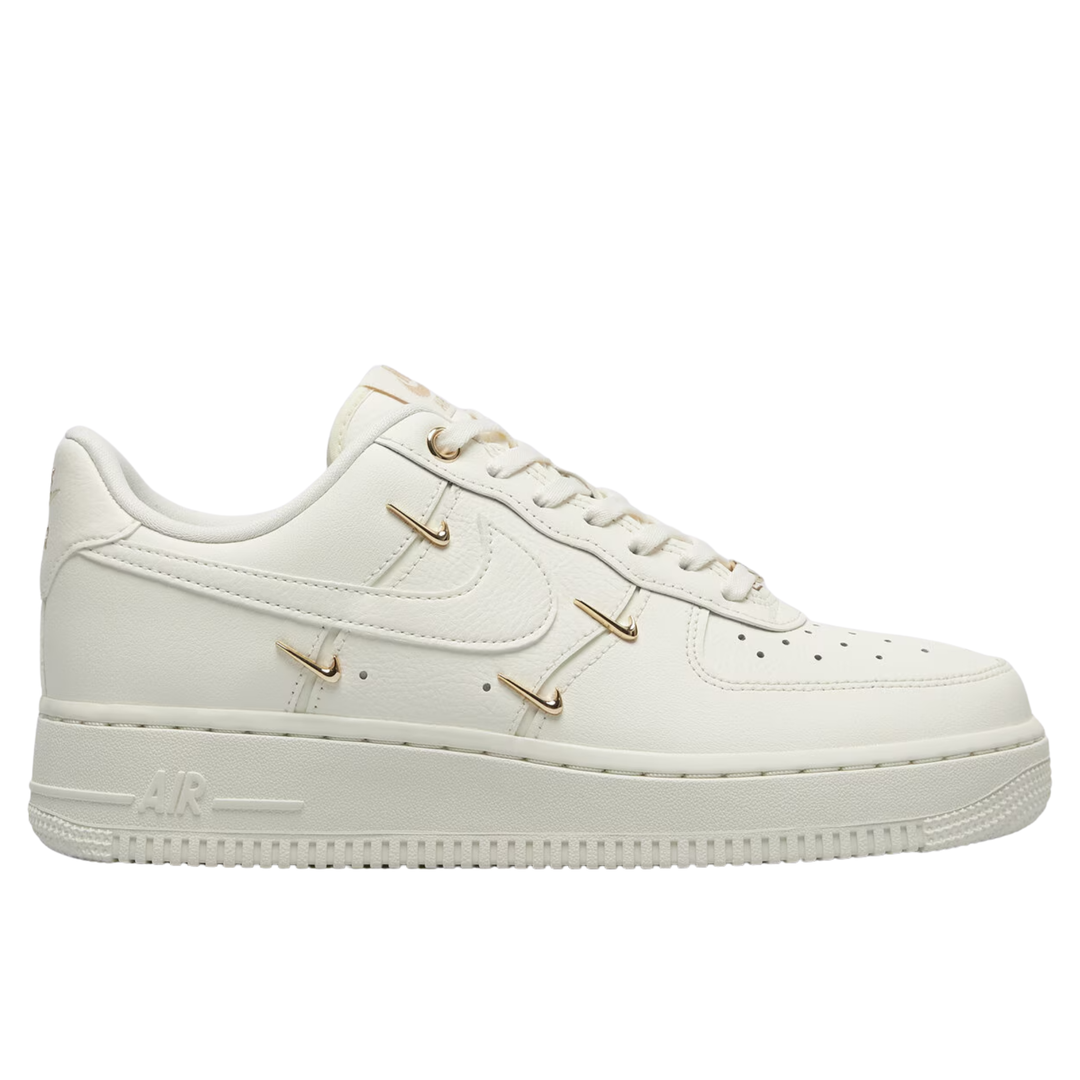 Nike Air Force 1 '07 Low W "Sail Metallic Gold" Kremowe Beżowe Buty Damskie Sneakersy Sportowe FV3654-111