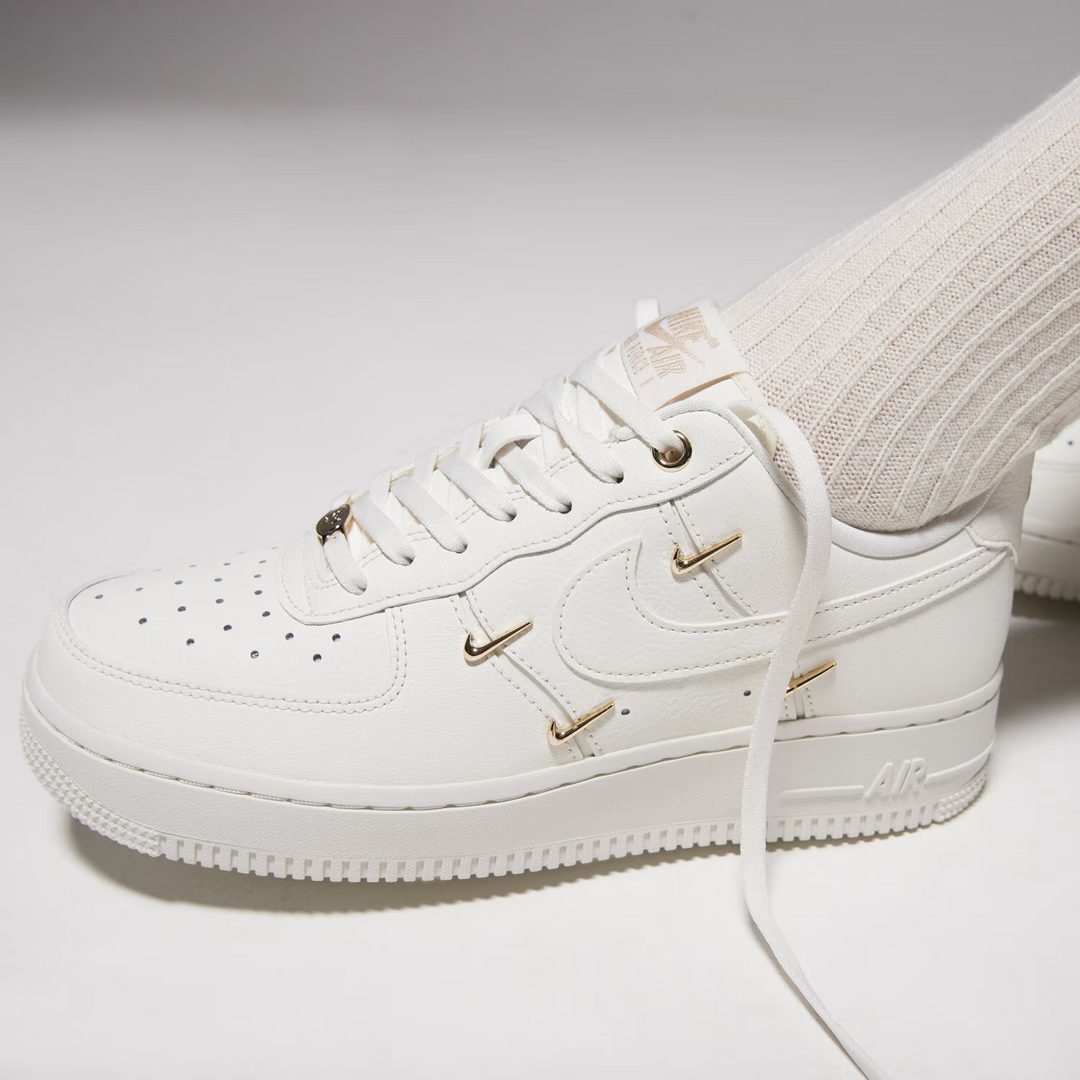 Nike Air Force 1 '07 Low W "Sail Metallic Gold" Kremowe Beżowe Buty Damskie Sneakersy Sportowe FV3654-111