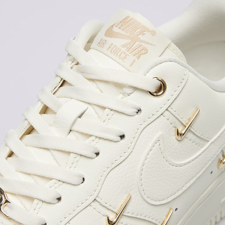 Nike Air Force 1 '07 Low W "Sail Metallic Gold" Kremowe Beżowe Buty Damskie Sneakersy Sportowe FV3654-111